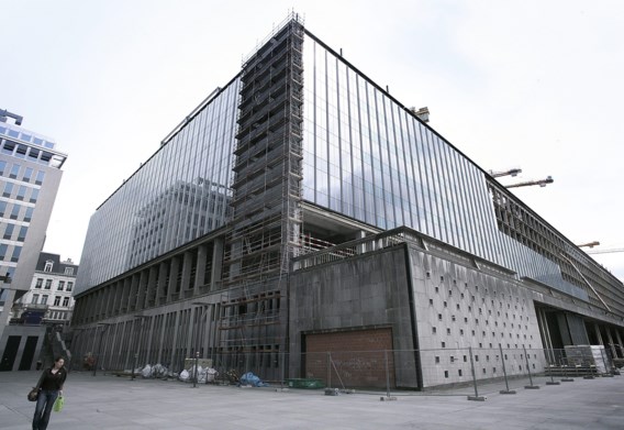 Het Rijksadministratief Centrum tijdens een renovatie.