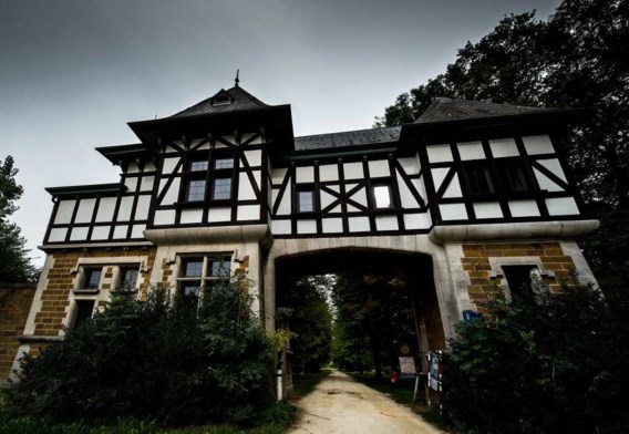 De toegangspoort van domein Nerom in Wolvertem, waar de SS in 1942 een Lebensborn-kliniek had.