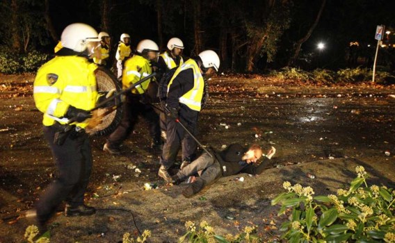 De oproerpolitie moest in actie komen bij de gewelddadige rellen in het Groningse dorp.