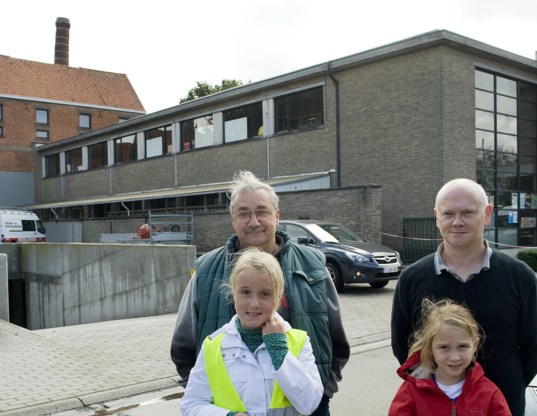 Grootvader Willy Vandenberghe en vader Benito Cailleuw willen de schoorsteen op de achtergrond graag zo snel mogelijk weg.