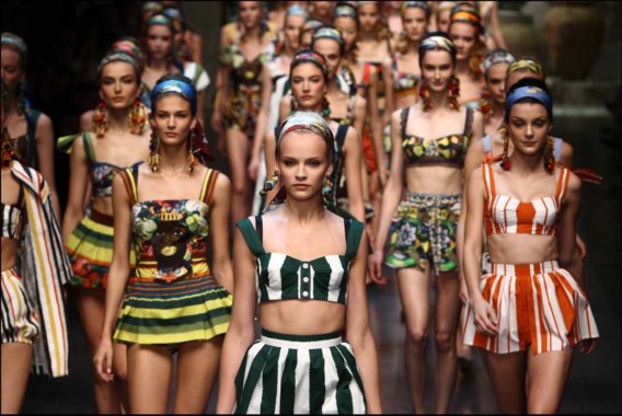 Bonte bedrukkingen, wijde rokken en indrukwekkend handwerk bij Dolce&Gabbana.