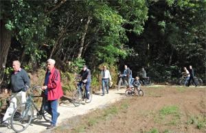 De veldweg kent meteen veel gebruikers.
