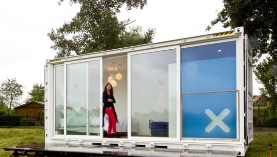 Ellen Wezenbeek van "X" Sleeping Around. Een zeecontainer van 20 voet getransformeerd tot een compacte maar luxueuze hotelkamer met alle nodige gebruikscomfort 