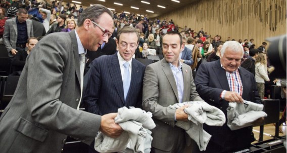 De partijvoorzitters kregen een sweater van de Gentse universiteit mee naar huis.