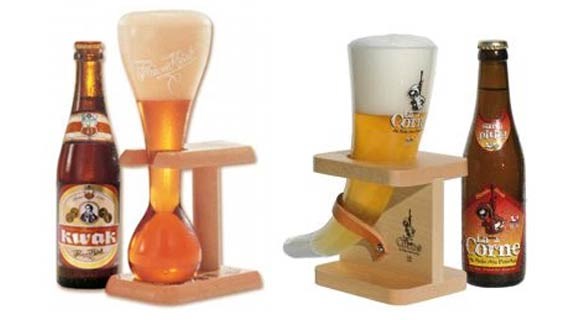 Het Kwak-glas van brouwerij Bosteels. (links) en Het glas van La Corne. (rechts)