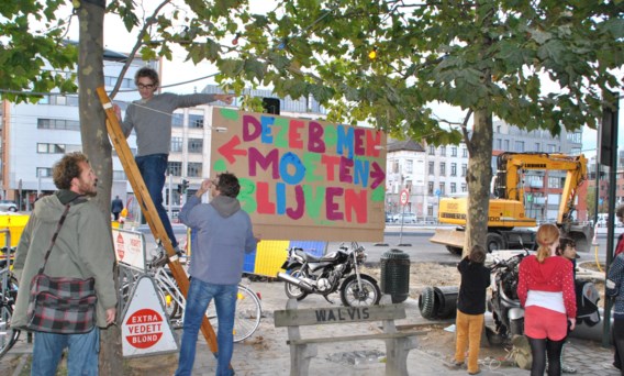 Uitbater Johan Willekens (op de ladder) hing gisteravond een protestbord omhoog.