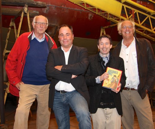De redders van de Askoy, Staf en Piet Wittevrongel (links en rechts) met scheepshersteller Pieter Janssens van de Nieuwe Scheldewerven en René Seghers, die Brels biografie schreef.