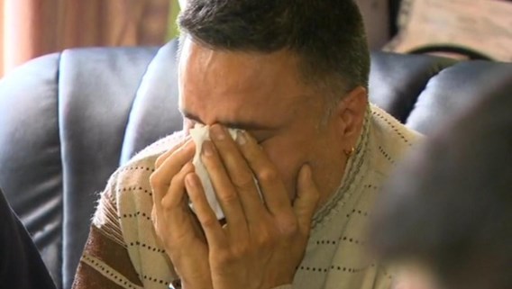 Jasbir Singh barst in tranen uit terwijl hij vertelt hoe hij zijn gezin dood terugvond.
