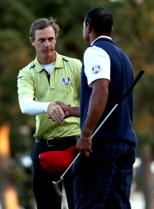 Tiger Woods feliciteert Nicolas Colsaerts.