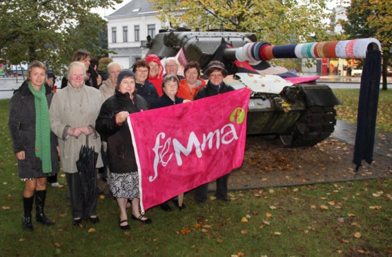 Femma pakt tank warm in met eigen breiwerk