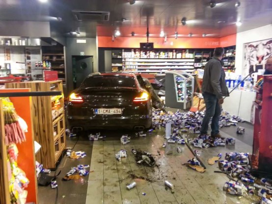 De Porsche Panamera kwam tot stilstand tegen de toonbank.