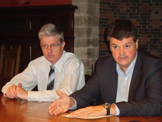 Burgemeester Somers (r.) naast de tijdelijke korpschef Maurice Dommicent, die Yves Bogaerts nu vervangt.