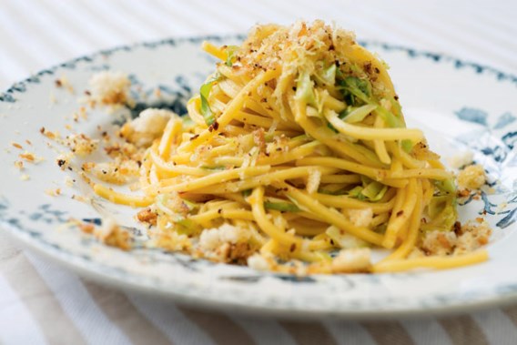 RECEPT. Spaghetti met kool, citroen en broodkruim