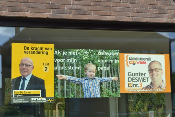 Gelukkig hoeft de kleine Siebrecht uit Ternat nog niet te stemmen, anders had hij een probleem. Kiezen voor grootvader Rony De Backer of voor papa Gunter Desmet.
