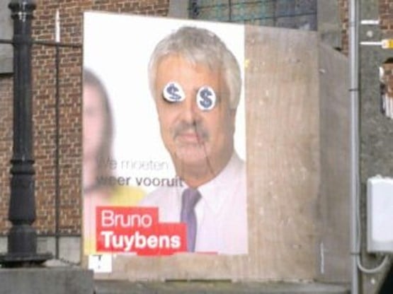 Verkiezingsborden Bruno Tuybens en Hilde Eeckhout beklad