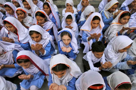In een school in Peshawar bidden de kinderen voor een spoedig herstel van Malala.