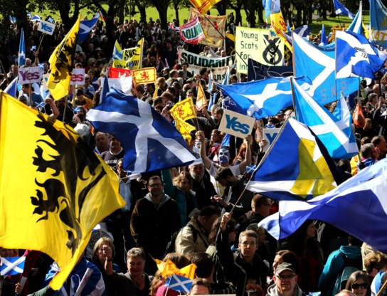 Schotse vlaggen in Edinburgh, gesteund door enkele Vlaamse vlaggen, onderstrepen de drang naar onafhankelijkheid. 