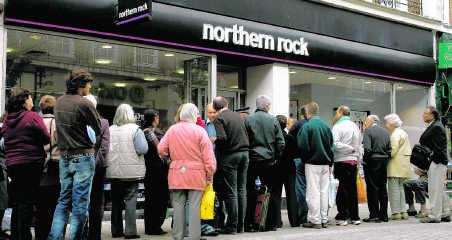 September 2007: Klanten schuiven aan bij een filiaal van de Britse bank Northern Rock, een van de eerste prominente slachtoffers van de financiële crisis.