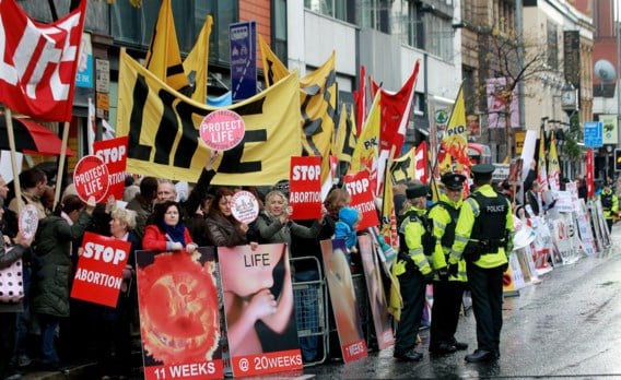 Conservatieve katholieken én protestanten protesteren in Belfast zij aan zij tegen de ‘abortuskliniek’.