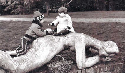 Permekes ‘Niobe', een spelattribuut voor de kleine Claeys, in de tuin bij het bijzondere huis.