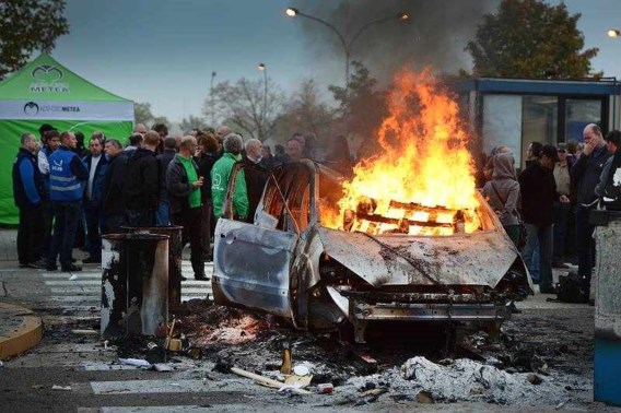 De werknemers blokkeerden gisteren de poorten van de fabriek en staken ook auto’s in brand.