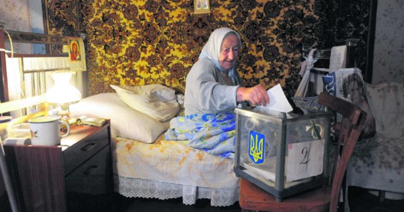 Een bejaarde vrouw brengt thuis haar stem uit in een dorp op honderd kilometer van Kiev. De overheden deden inspanningen om iedereen te kunnen doen stemmen.