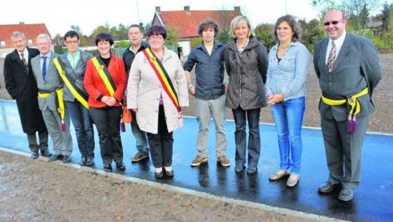 Minister Crevits samen met het college en de ouders en broer van de aangereden Lowie Scheldeman op het fietspad op de kluifrotonde.
