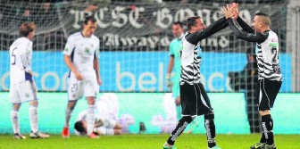 Danijel Milicevic en Onur Kaya vieren de stuntzege tegen paars-wit.