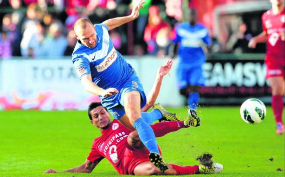 Mustapha Oussalah tackelt bezoeker Thomas Buffel. In het Guldensporenstadion werd meer gestreden dan gevoetbald.