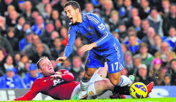 Wayne Rooney (l.) stopt Eden Hazard (r.) foutief af. De Belg pakte uit met enkele flitsen, maar scoorde niet.