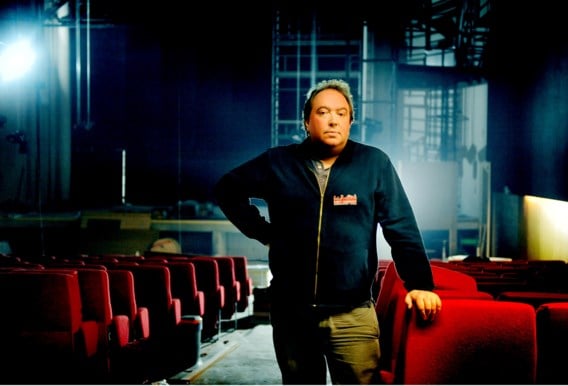 Directeur Mike Naert in de concertzaal. Vooraan zijn er staanplaatsen, achteraan zijn er zeteltjes, gekocht van een oude bioscoop in La Louvière.