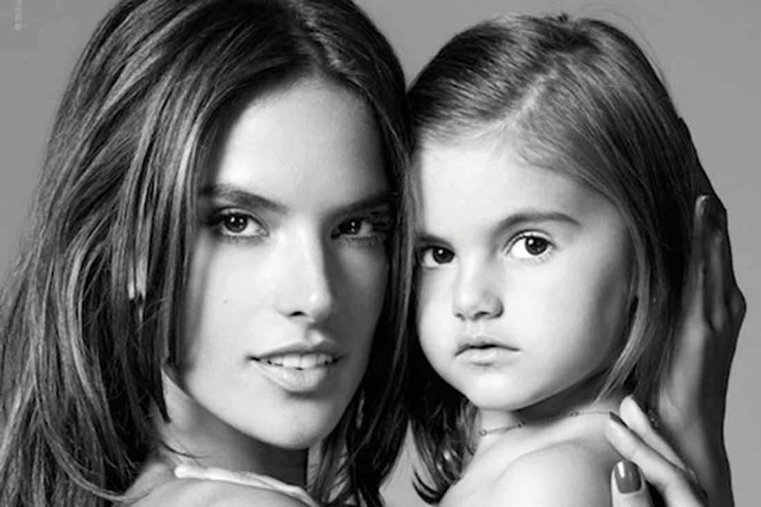 Дочь позирует. Алессандра Амбросио с дочкой. Фотосессия мама и дочка в студии. Портретная фотосессия мама дочь. Семейные фотосессии знаменитостей.