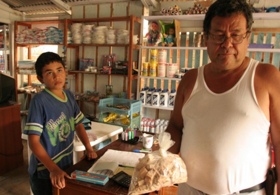 Een Colombiaanse winkelier met een kilo niet-geraffineerde cocaïne. Dit is de wereld waarin schrijvers als Vásquez en Ungar opgroeiden.