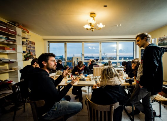 Jozef Wouters met architecten in appartement 7E van blok 8.