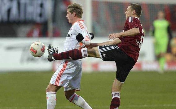 BUNDESLIGA. Timmy Simons houdt Bayern in bedwang