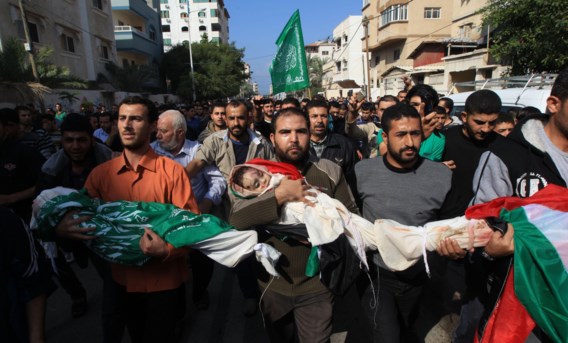 Kinderen van de familie Al-Dallu, zondag omgekomen bij een Israëlische raketinslag, werden gisteren ten grave gedragen.