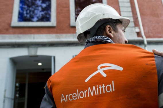 ‘Directie stuurt deurwaarder naar ArcelorMittal' 