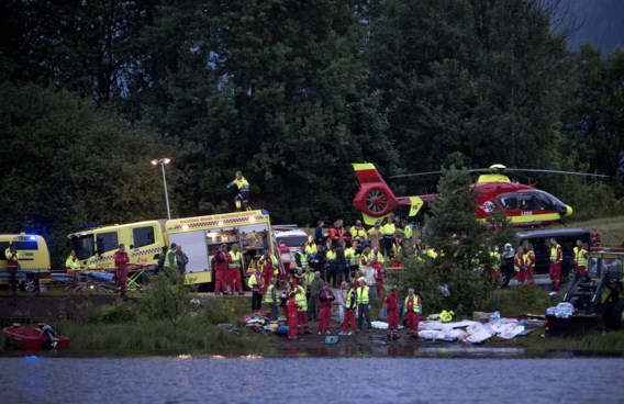 Reddingsploegen aan het werk op Utøya, na de moordpartij van Anders Breivik op 22 juli 2011.