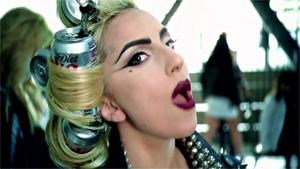 PRODUCT PLACEMENT In een clip draagt Lady Gaga een Colablikje in haar haar. Heel weinig kinderen en jongeren die deelnamen aan de studie, zien in dat hier een adverteerder achter zit die zijn merk aan de man wil brengen. De onderzoekers gebruikten ook beelden van <I>Frutsel </I>waar Pritt-lijm gebruikt werd en van <I>Code 37 </I>waar personages met Mercedessen rondreden. Heel vaak konden de kinderen zich achteraf zelfs niet meer voor de geest halen welke merken in beeld waren gekomen. Toch is er een gevaar. ‘Onbewuste reclame heeft ook een invloed', zegt Veroline Cauberghe.