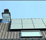 Zonnepaneeleigenaars betalen vanaf nu ook een netvergoeding.