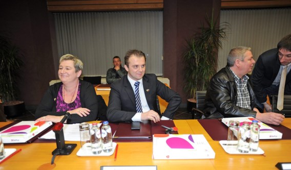 <P>De benoeming van het toekomstig bestuur van Denderleeuw hangt af van deze drie Vlaams Belangleden. </P>