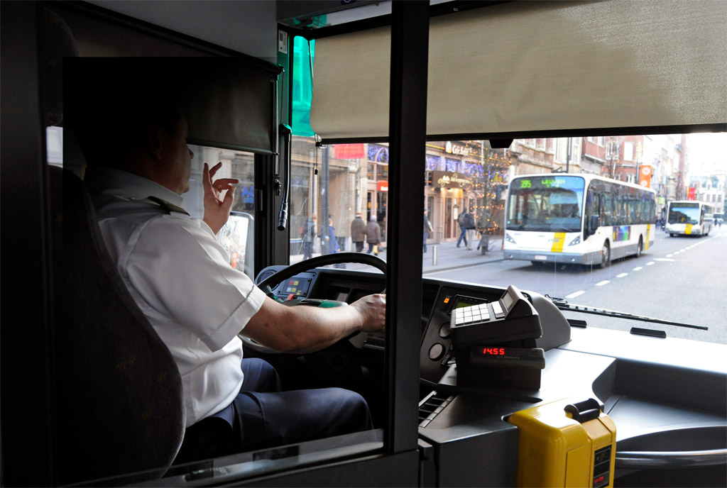 Chauffeur De verslaafd aan sms'en het stuur | De Standaard Mobile