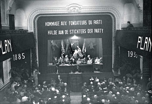 <P>De vijftigste verjaardag van de Belgische Werkliedenpartij in de Gentse Vooruit.</P>