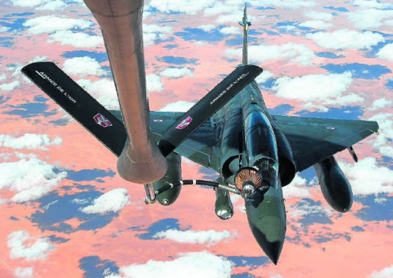 <P>Een Franse Mirage tankt in de lucht onderweg naar N'Djamena (Tsjaad). Aan de luchtmissie in Mali nemen 550 Fransen deel.</P>