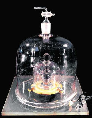 <P>Veilig onder de stolp: de enige echte officiële kilogram.</P>