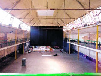 <P>De Scala was vroeger een feestzaal.</P>