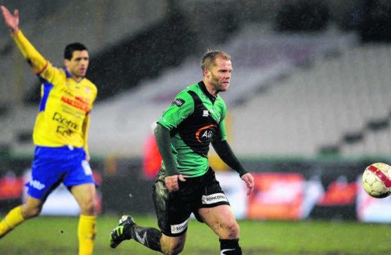 <P>Eidur Gudjohnsen, hier nog in actie bij Cercle Brugge, kostte stadsgenoot Club tussen de 300.000 en 500.000 euro.</P>