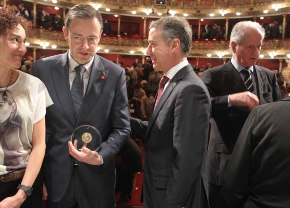 Bart De Wever naast Inigo Urkullu, voorzitter van de Baskische nationalisten, in het Arriaga-theater van Bilbao. Op een persconferentie sprak de N-VA'er uitsluitend Baskisch. 