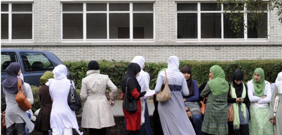 Onder meer het Koninklijk Atheneum Hoboken voedde in juni 2009 met een verbod de discussie.