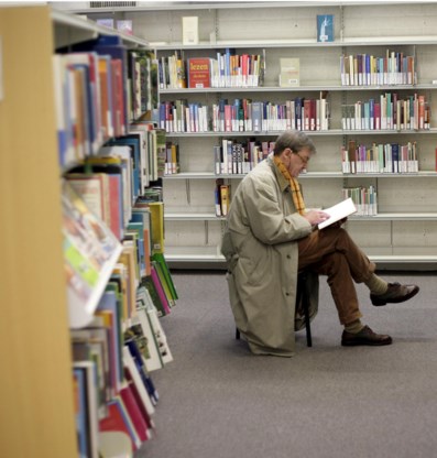 Man leest boek in bibliotheek. ‘Culturo's hebben de neiging alles anders te bekijken.'